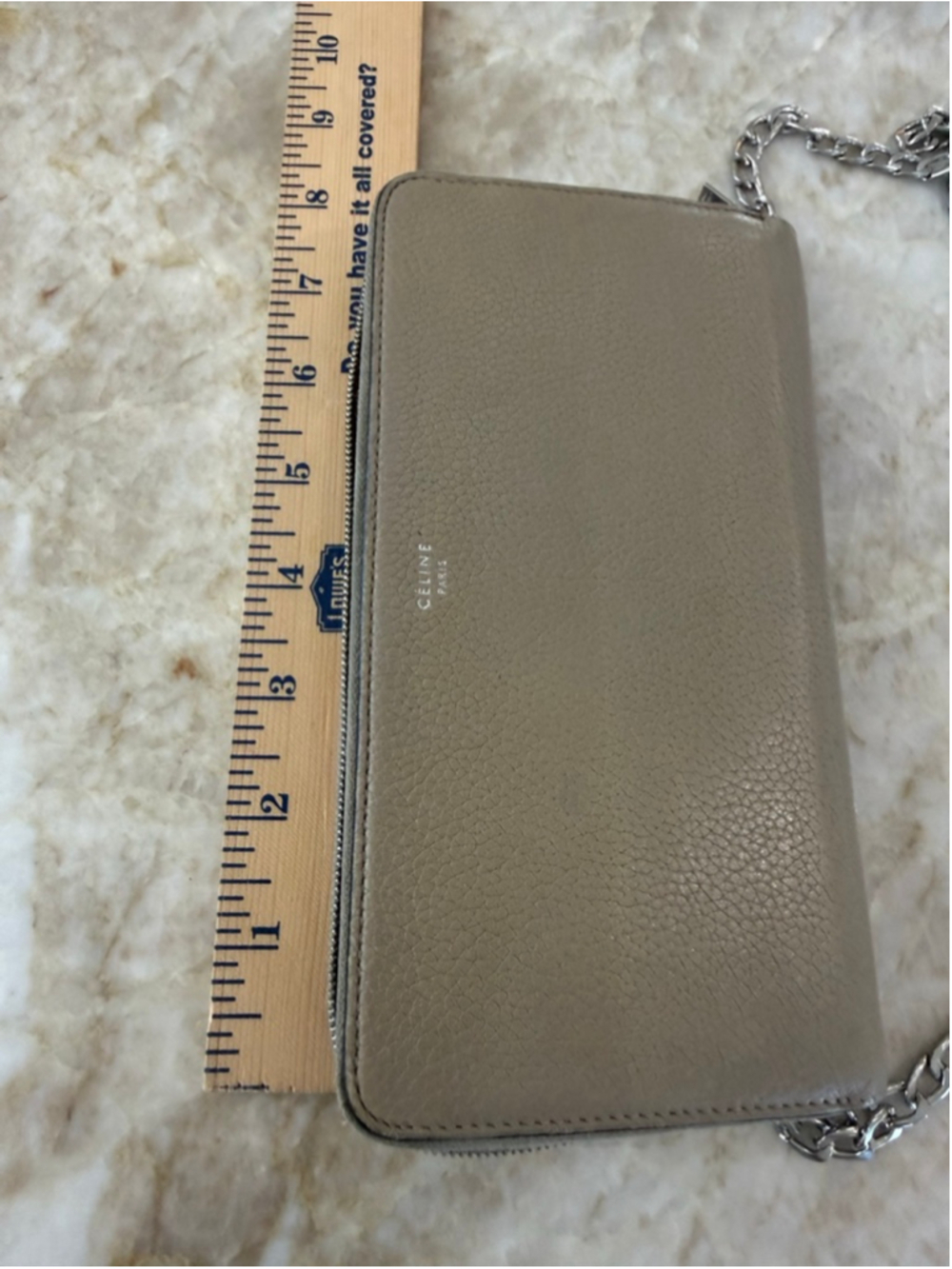 Celine authenticated Beige Red Leather Wallet Zippy style. Added chain. Good